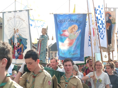la bannière anges gardiens dans de la procession à Chartres